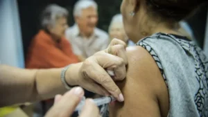 Com vacinação baixa, Brasil enfrenta surto de gripe com alta em internações