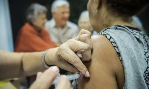 Com vacinação baixa, Brasil enfrenta surto de gripe com alta em internações
