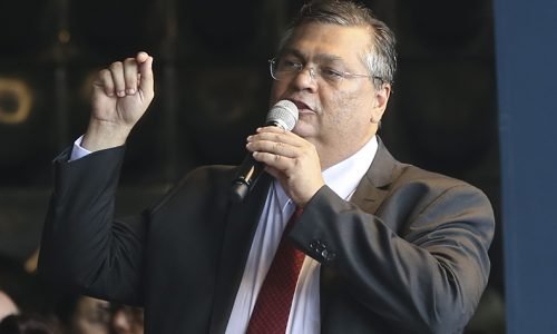 Dino suspende multa de R$ 1 milhão por dia contra professores do DF